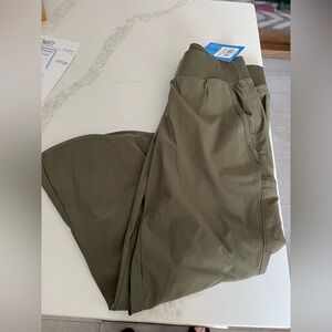 NWT women’s olive green Columbia capris. Size medium. Omni shade sun protection.